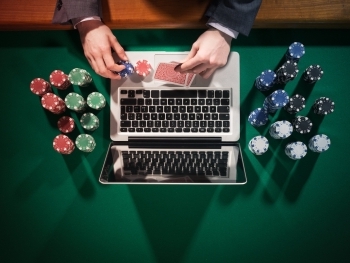 Online Poker vs. Live Poker: Which One Suits You Best? image